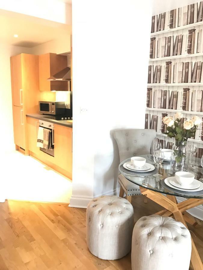 Luxury 2 Bed Apartment Witney Eksteriør bilde